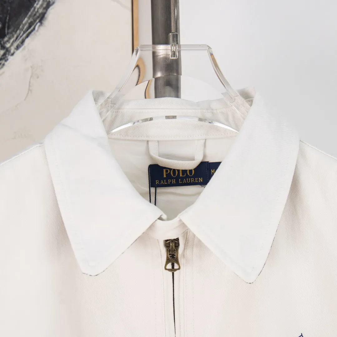 P360 zp version [Exclusive supply] Ralph Lauren/Ralph Lauren 2024aw new blue and white contrasting lapel white veteran short retro flight jacket - The face is made of washable twill washed cotton, soft and tangible✅ -Customized laser tortoise RL original hand-sewn buckle✅ -Vintage bronze natural paint double zipper✅ - 2024 new model, long-term out of stock at the counter, a very gentle white stand-up collar retro jacket The blue and white patch on the inner collar is a highlight that distinguishes the classic model. The two embroideries on the whole body echo the same color. The fabric is double-layered inside and outside. Both are made of pure cotton. There are buttons under the collar to fasten. Button cuffs + "polo" embroidery on the cuffs. The overall style is retro. There is also an elastic band at the hem. It can be casual or formal. Color: White Size: S M L XL Number: WW10747